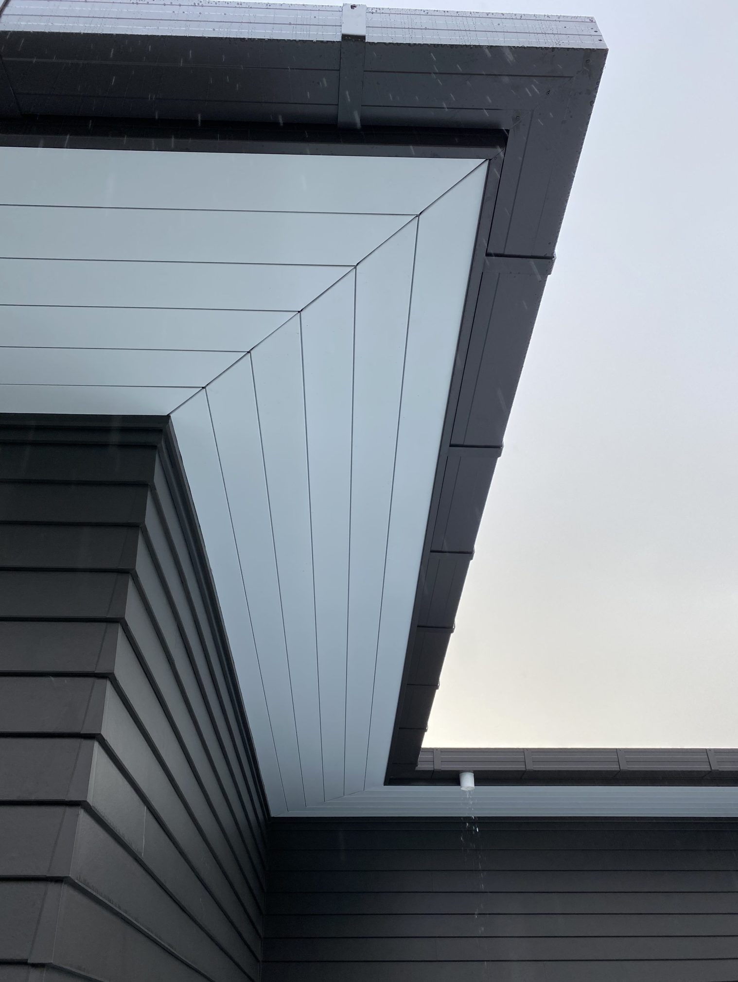 Ribon 900mm soffit with 5mm negative detail butt joined mitres. Pacific White. Fascia Spouting Colour Ironsand