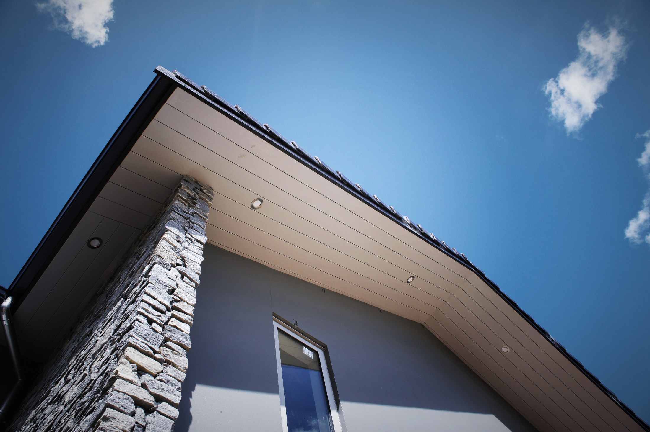 Ribon Continous Interlocking Soffit in Gull Grey with Black Cedar2